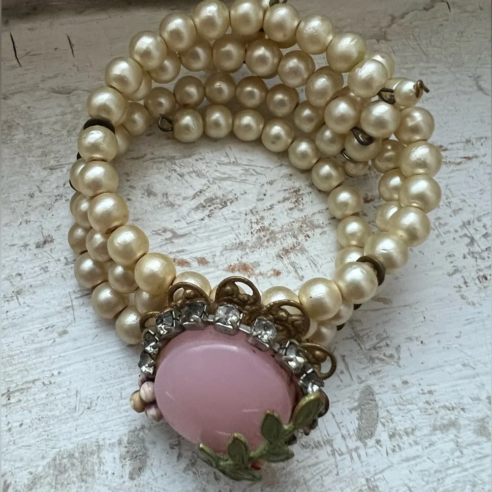 *Rare Find* 1940’s Vintage Flower clip-on earrings and matching cuff - Picture 9 of 13